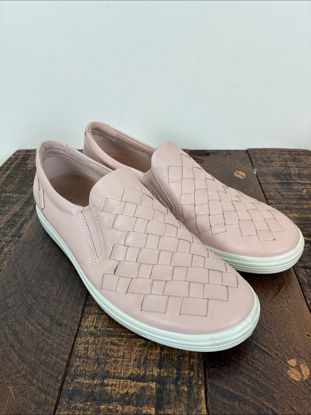 Ecco Soft Women’s 7 Blush Pink Woven Leather Slip-On Sneakers Shoes